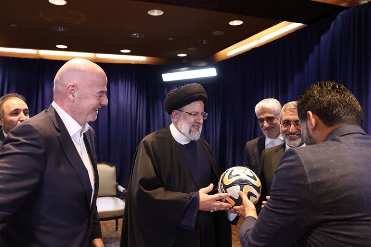 فیلم| نوه رئیسی توپ اهدایی رئیس فیفا را به فروش گذاشت