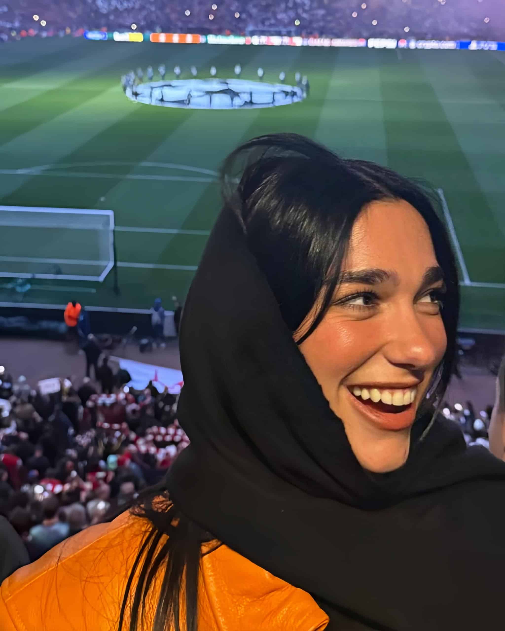 عکس| حجاب دوالیپا خواننده سرشناس در بازی آرسنال و رئال مادرید