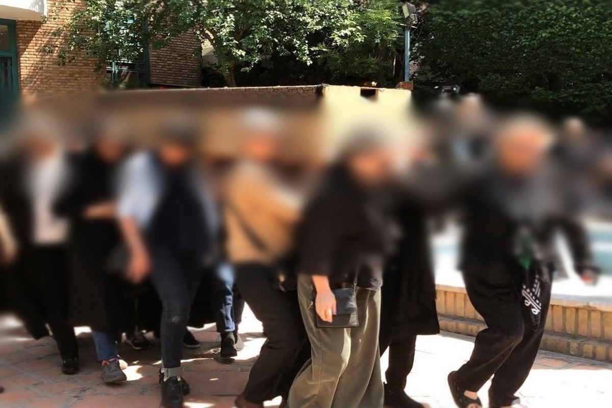 عکس| کشف حجاب دسته جمعی هنرمندان در مراسم تشییع جنازه شیوا ارسطویی