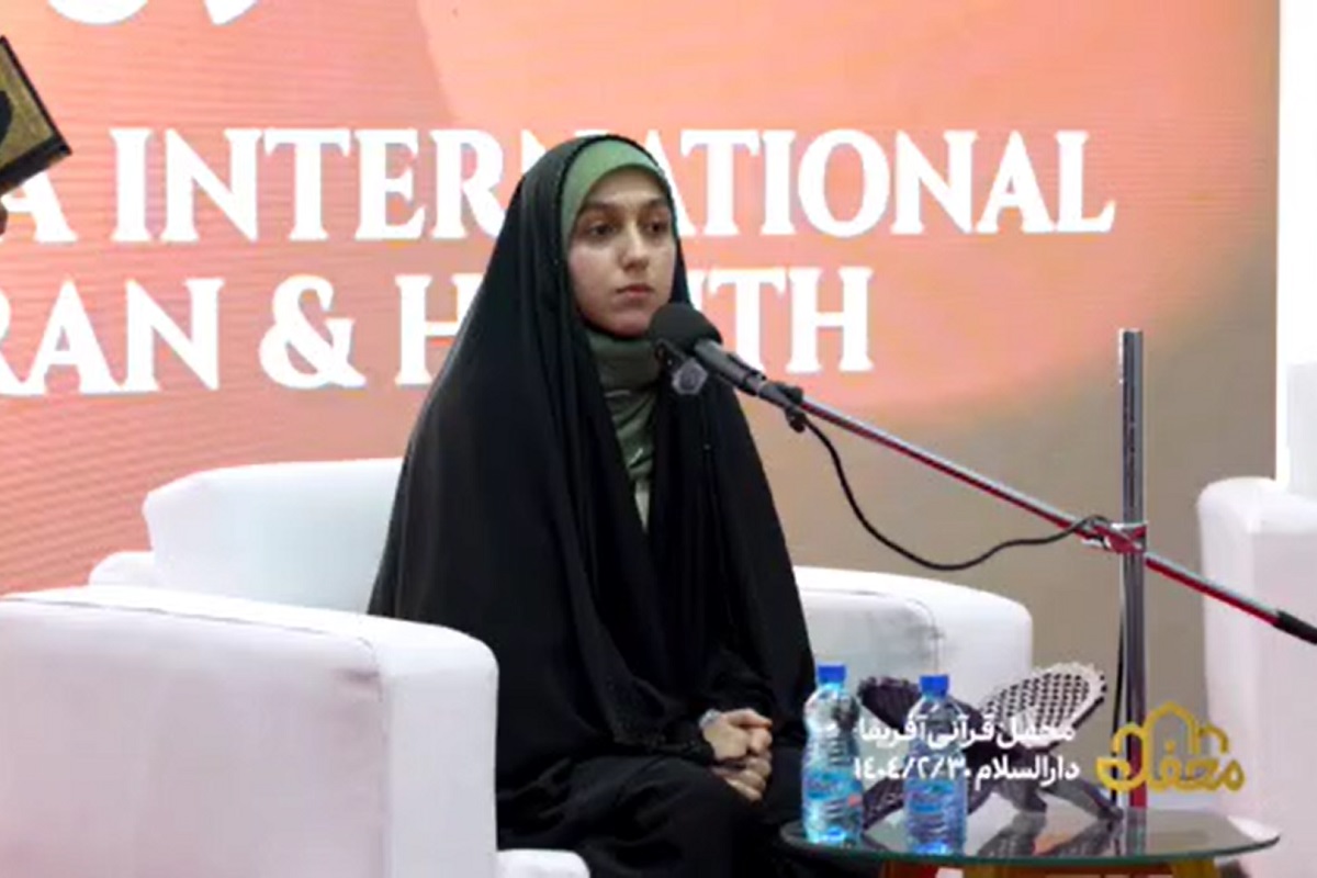 فیلم| حیرت آفریقایی ها از حفظ خارق العاده قرآن توسط مهنا قنبری در محفل قرانی آفریقا