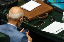 'عکس| گوشی آیفون در دست مصطفی میرسلیم'