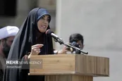 عکس| سخنرانی الهام چرخنده در مراسم تشییع پیکر شهدای مرزبانی