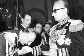 فیلم| عاقبت نبوسیدن دست محمدرضا پهلوی