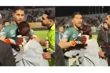 'عکس| واکنش تند لیدر پرسپولیس به بغل کردن هوادار زن استقلال توسط حسین حسینی'