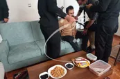 عکس| لحظه بازداشت مهدی یراحی در حال پلی استیشن بازی کردن