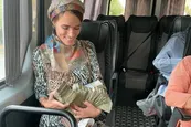 عکس| حمل پول ایران با کیسه پلاستیکی توسط گردشگر زن روس