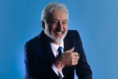 فیلم| تبلیغ دیوار توسط ابی؛ تقلید صدای خواننده لس آنجلسی در تبلیغات دیوار