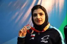 'فیلم| نماز خواندن بانوی کشتی گیر ایرانی در سالن مسابقات آسیایی'
