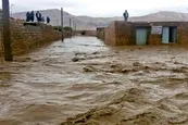 فیلم| شیرجه در سیل؛ تصاویر باورنکردنی از بازی خطرناک مردم با سیلاب در سیستان و بلوچستان
