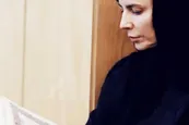 عکس| قرآن خواندن لیلا حاتمی در مراسم ختم رضا داوودنژاد