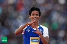 'فرش آبی مهاجم استقلال برای ستاره سینما'