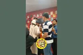 فیلم| بغل کردن و بوسیدن جواد عزتی توسط یک دختر هوادار در مشهد