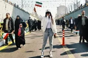 عکس| دختر کم حجاب راهپیمایی 22 بهمن با دختری که در پارتی دستگیر می شود فرق دارد!