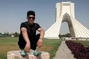 فیلم| تمسخر پلیس توسط یک افغانستانی در میدان آزادی تهران