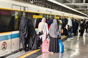 فیلم| توهین هنجارشکنان به مامور پلیس؛ ممانعت از ورود زن بی حجاب به مترو تهران