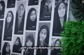 فیلم| تعجب مردم از تصاویر زنان در یک غرفه نمایشگاه کتاب