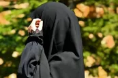 عکس| اجباری شدن پوشش چادر برای زنان کارمند
