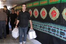 'عکس| نذری دادن علی کریمی در ماه محرم؛ چرخش 180 درجه ای فوتبالیست پای کار امام حسین (ع)'