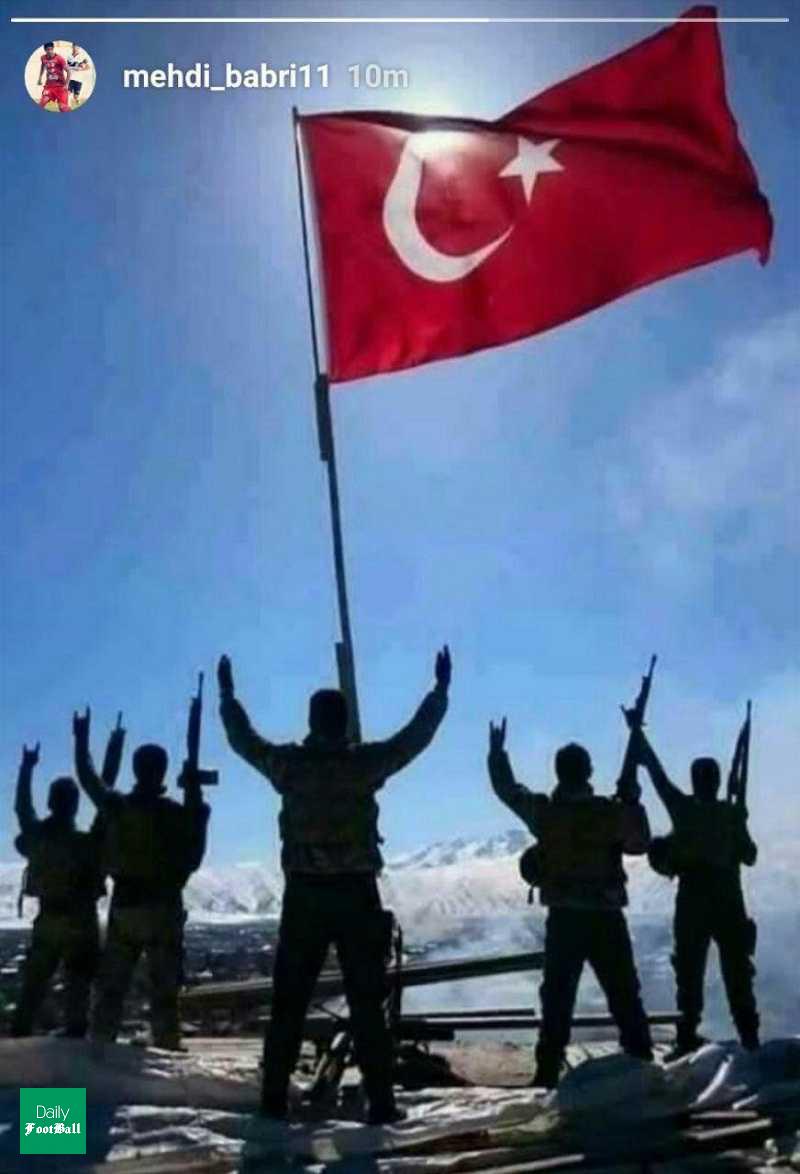 عکس/ استوری نژادپرستانه بازیکن تراکتور جنجال به پا کرد