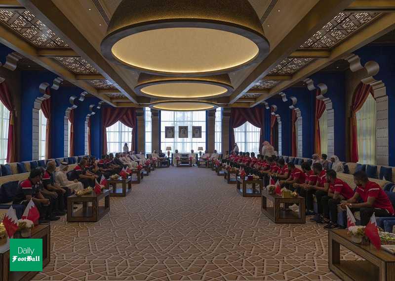 عکس/ مهمانی شاهزاده بحرین پس از پیروزی مقابل ایران به صرف کیک!