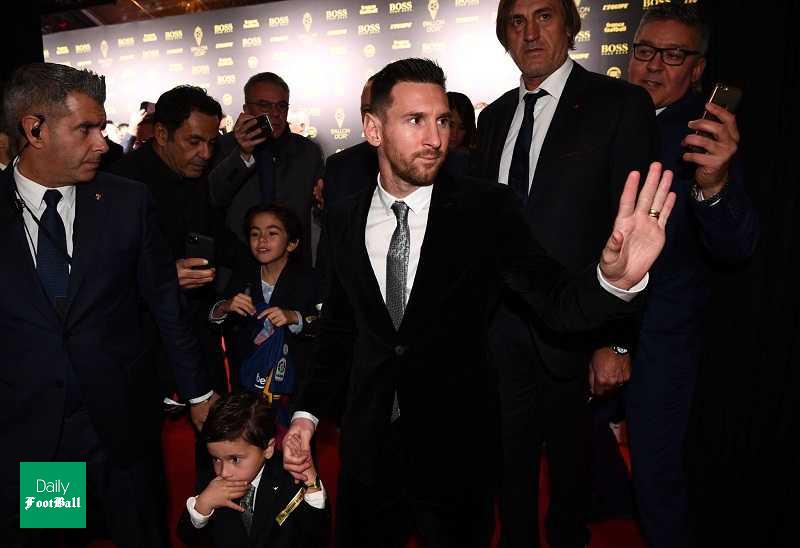 لیونل مسی و پسرش روی فرش قرمز مراسم