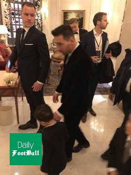 مسی و فرزندش در سالن مراسم توپ طلا