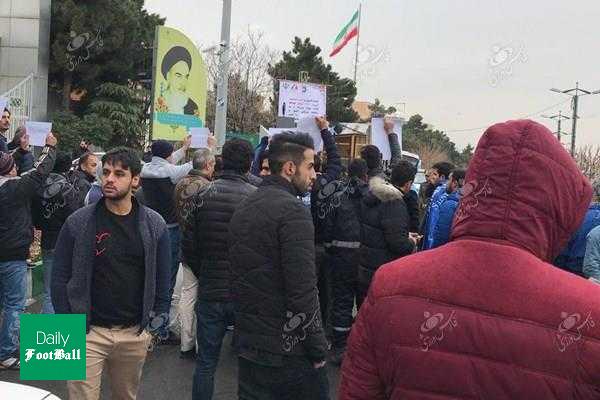 تجمع هواداران استقلال مقابل وزارت ورزش