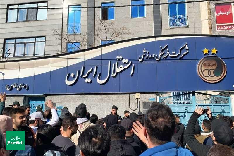 تجمع هواداران استقلال مقابل ساختمان باشگاه