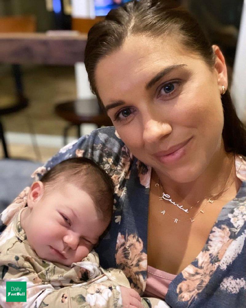 تصاویری جذاب از الکس مورگان و دخترش