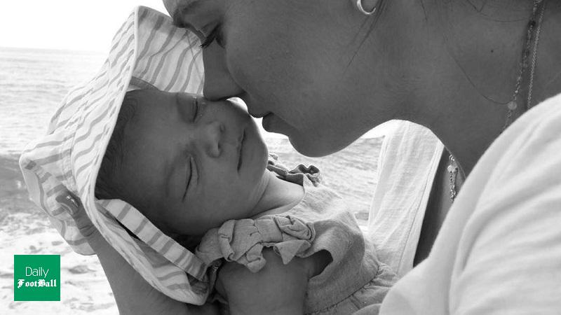 تصاویری جذاب از الکس مورگان و دخترش