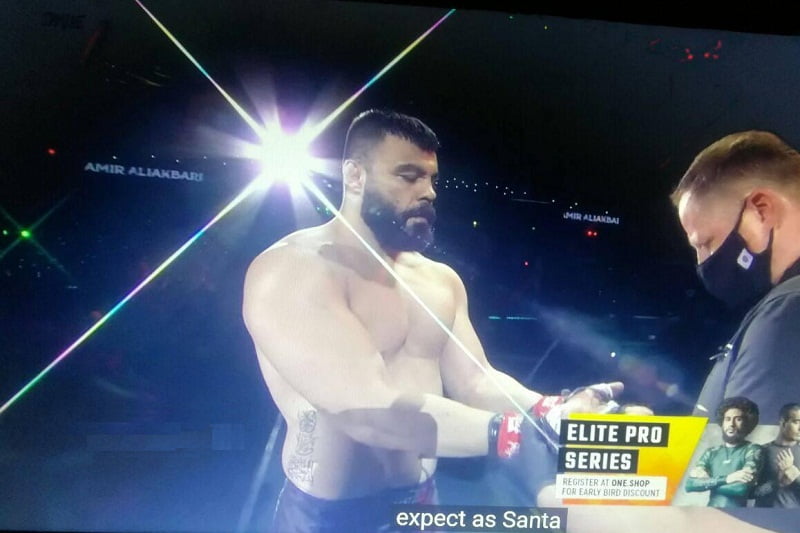 فیلم| مبارزه کامل امیر علی اکبری و آناتولی مالیخین فیلم| مبارزه کامل امیر علی اکبری و آناتولی مالیخین | دیلی فوتبال