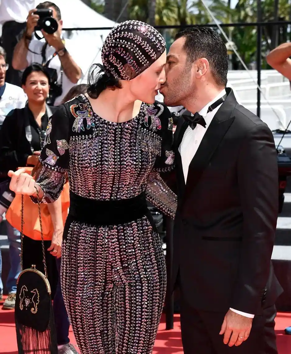 عکس| بوسه نوید محمدزاده و فرشته حسینی روی فرش قرمز جشنواره کن | دیلی فوتبال