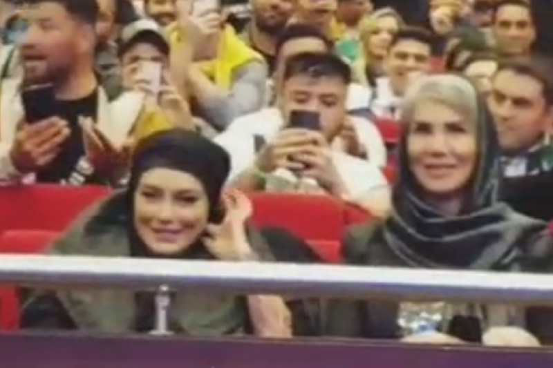 فیلم| سحر قریشی و مادرش در کنسرت امیر تتلو | دیلی فوتبال