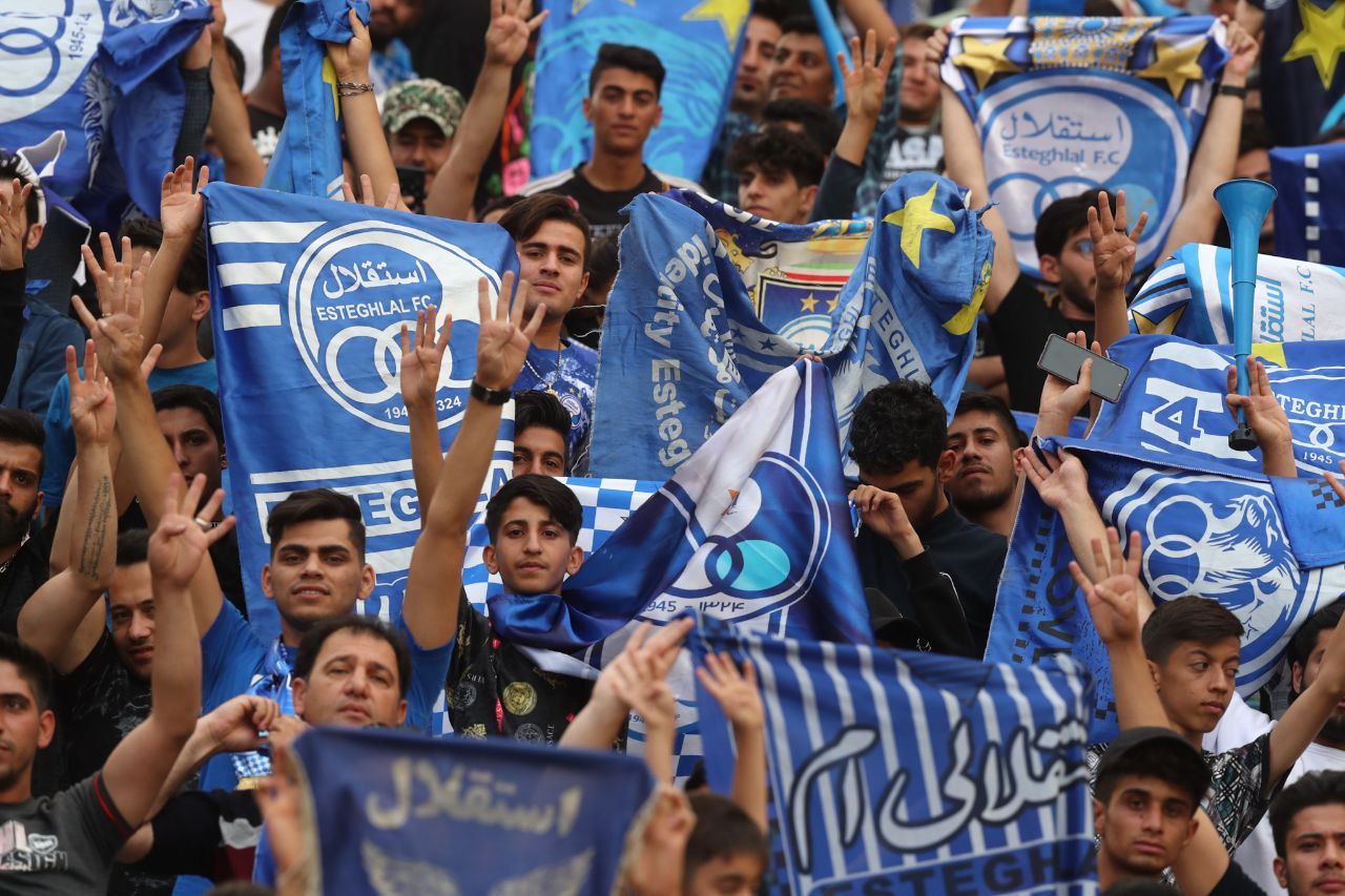 فیلم| تجمع هواداران استقلال مقابل باشگاه: آجورلو بسه دیگه غیرتتو نشون بده! | دیلی فوتبال