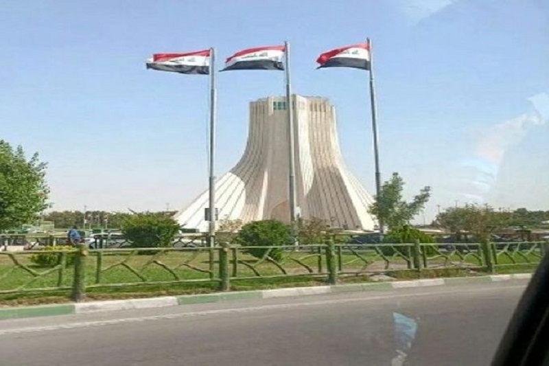 فیلم| اهتزاز پرچم عراق در میدان آزادی تهران | دیلی فوتبال