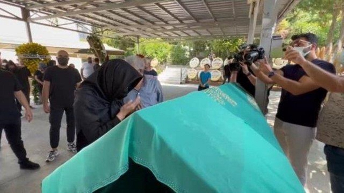عکس| مادر ابرو گوندش درگذشت؛ حجاب خواننده ترکیه ای سر مزار مادرش | دیلی فوتبال