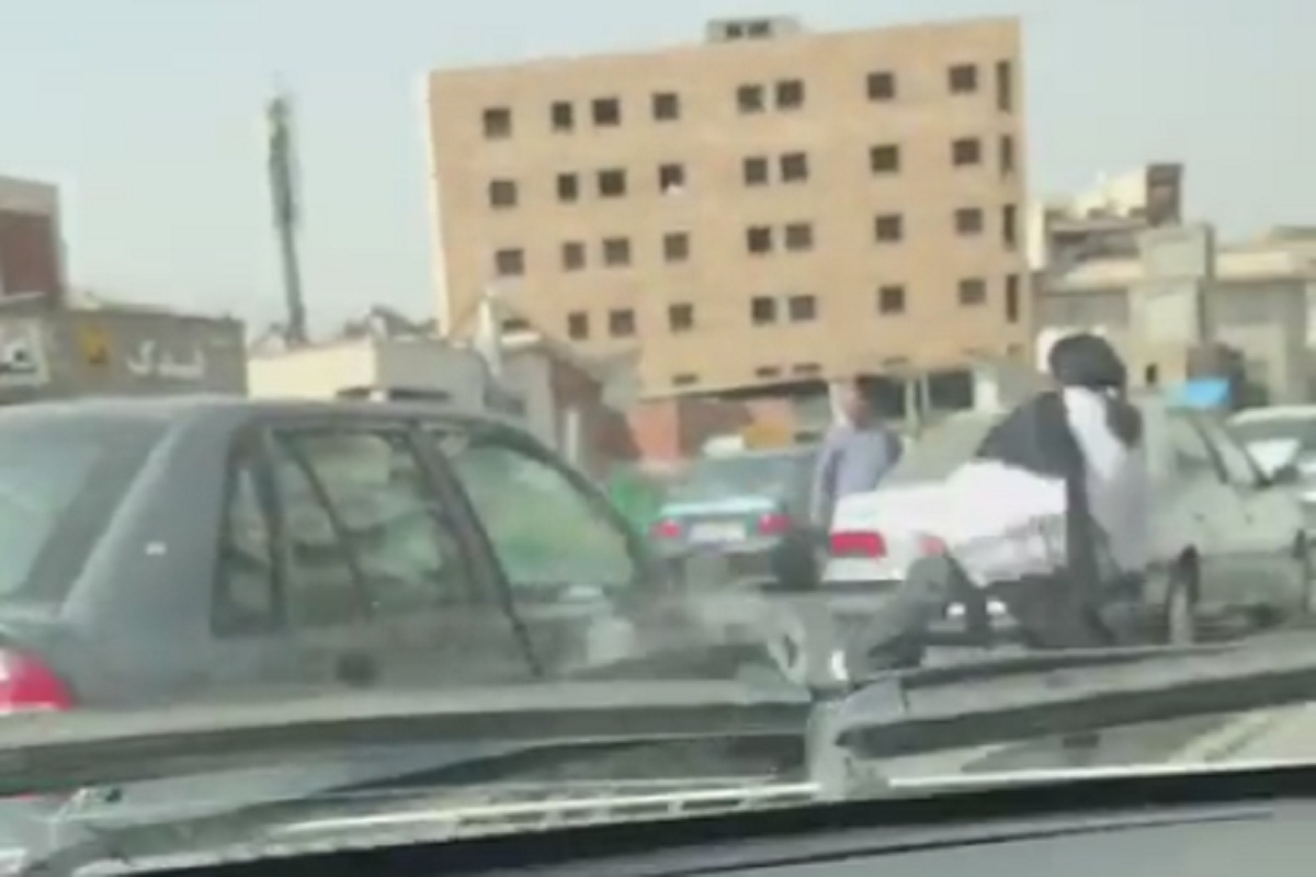 فیلم| برخورد شدید یک زن با مزاحم خیابانی در تهران؛ دختر عصبانی با چوب به جان پراید افتاد! | دیلی فوتبال