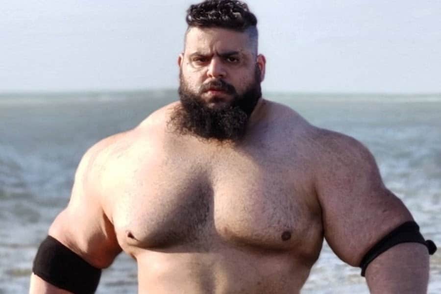 فیلم| سجاد غریبی (هالک ایرانی) برای پایین آمدن از پله کمک گرفت! | دیلی فوتبال