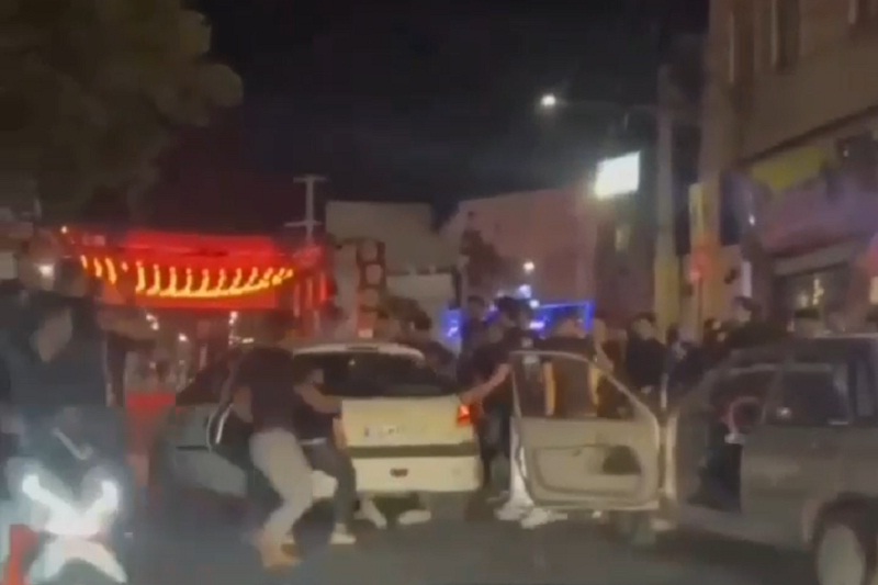 فیلم| زیر گرفتن یک زن در گوهردشت کرج توسط راننده پژو 206 در دسته عزاداری محرم | دیلی فوتبال
