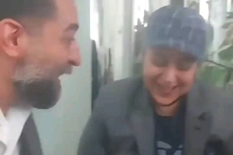 فیلم| اولین حضور مازیار (شهره) لرستانی در انظار عمومی؛ تجربه نوشیدن قهوه اسپرسو در کافه | دیلی فوتبال