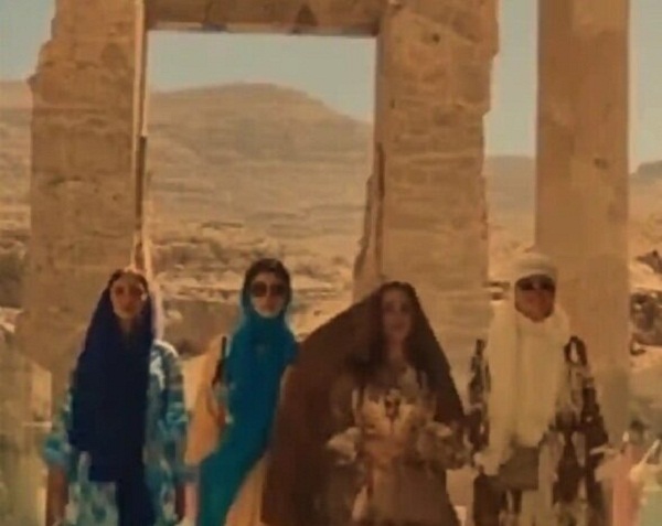 عکس| فشن شوی دختران جوان در تخت جمشید جنجال به پا کرد | دیلی فوتبال