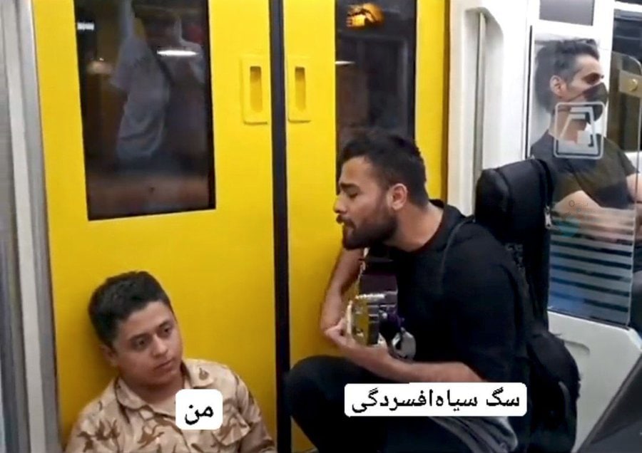 فیلم| اجرای آهنگ «جناب سروان نزن قلبم ضعیفه» با گیتار در مترو + واکنش های طنز کاربران | دیلی فوتبال