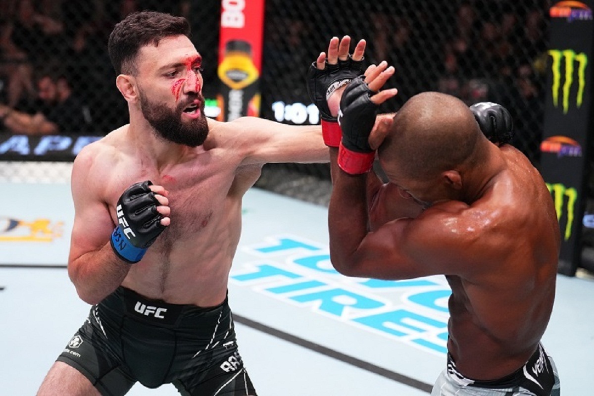 فیلم| مبارزه کامل جاوید بشارت و حریف آمریکایی (+16) دومین پیروزی مبارز افغان در UFC | دیلی فوتبال