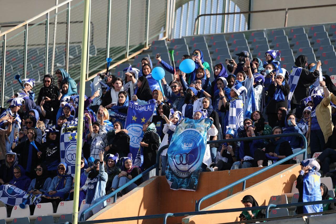 فیلم| تجمع هواداران استقلال مقابل وزارت ورزش؛ وزیر بی کفایت نمیخوایم، نمیخوایم! | دیلی فوتبال