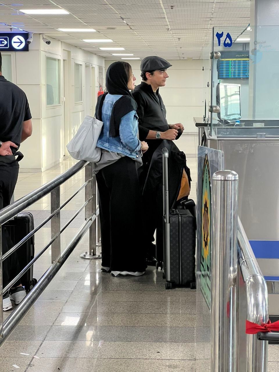 عکس| لحظه توقیف پاسپورت همایون شجریان و سحر دولتشاهی در فرودگاه | دیلی فوتبال