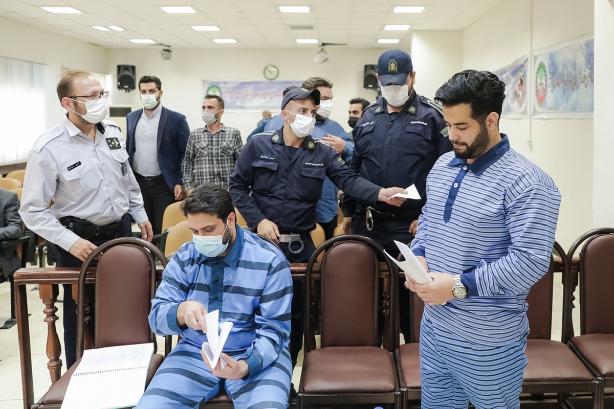 عکس| میلاد حاتمی با ساعت و انگشتر لاکچری در دادگاه؛ تفاوت لباس زندان | دیلی فوتبال