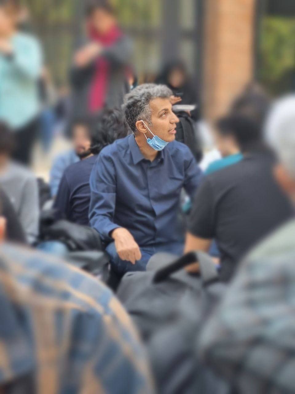 عکس| عادل فردوسی پور در کنار دانشجویان دانشگاه شریف در فضای باز غذا خورد! | دیلی فوتبال