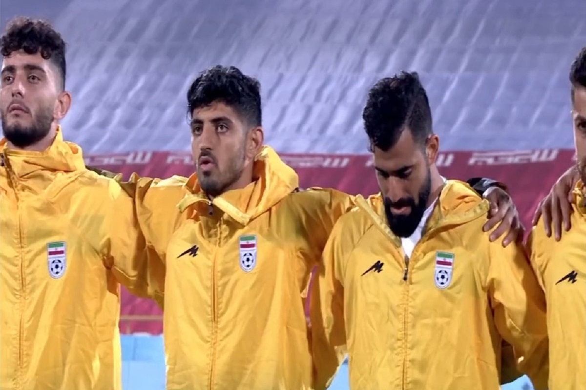 فیلم| اقدام توهین آمیز بازیکنان ایران هنگام خواندن سرود ملی؛ مسئولان فدراسیون فوتبال در خواب زمستانی! | دیلی فوتبال