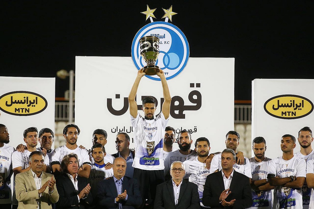 فیلم| جشن قهرمانی استقلال در سوپرجام 1401؛ مراسم اهدای جام و شادی بازیکنان | دیلی فوتبال