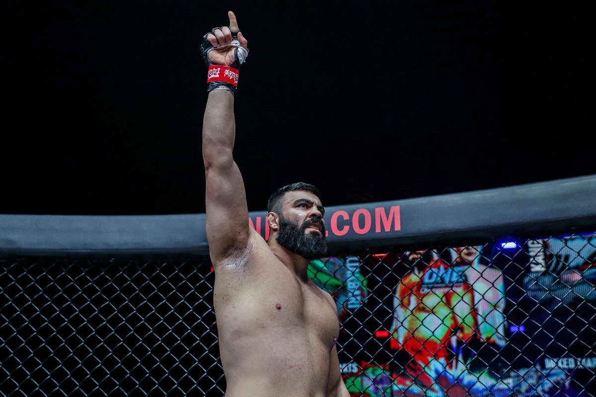 زمان مبارزه امیر علی اکبری و آرجان بولار حریف هندی در MMA | دیلی فوتبال